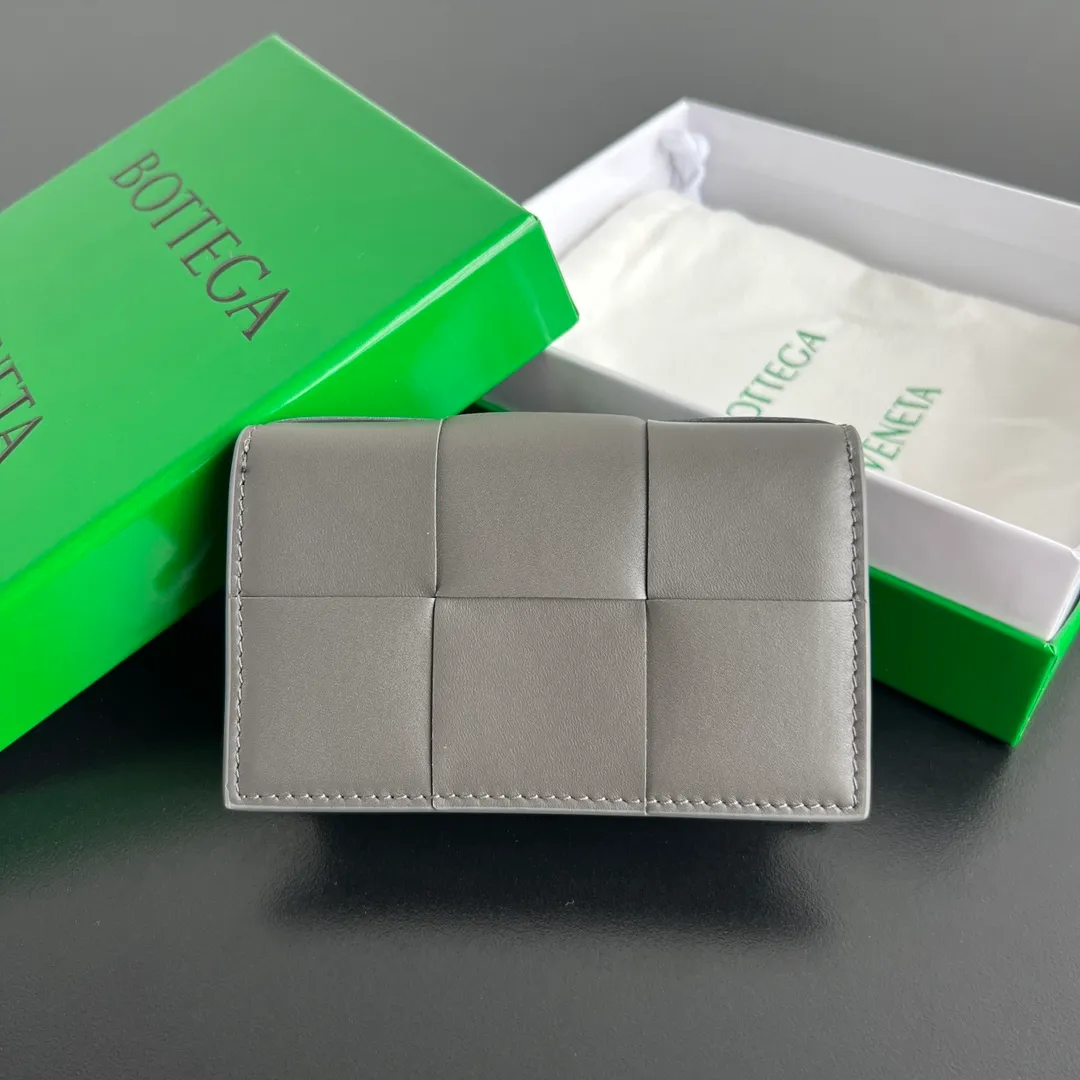 #Bv new large grid woven business card holder. 679849 This large weave is really simple and elegant. It is made of soft cowhide and has fine weaving technology. It opens and closes with a flip-top gold buckle. There is a main card slot inside to hold change/cards and a small card slot to hold 2.3 business cards. It is compact and convenient. It is very suitable to be placed in a small bag for spring and summer. 💕Size 12.5x7.5 p520